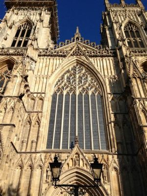 Der  York Minster: Ein Meisterwerk der Gotik mit einer beeindruckenden Geschichte!