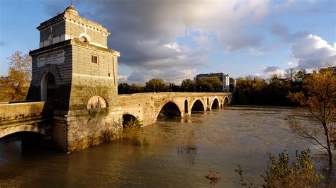  Die Ponte di Milvio: Eine Brücke der Liebe und Geschichte in Rom!