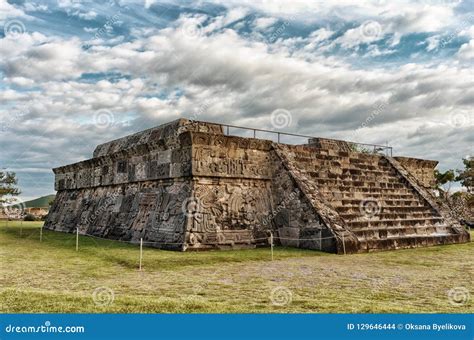  El Templo de la Serpiente Emplumada: Mystische Ruinen mit Blick auf den Maya-Himmel